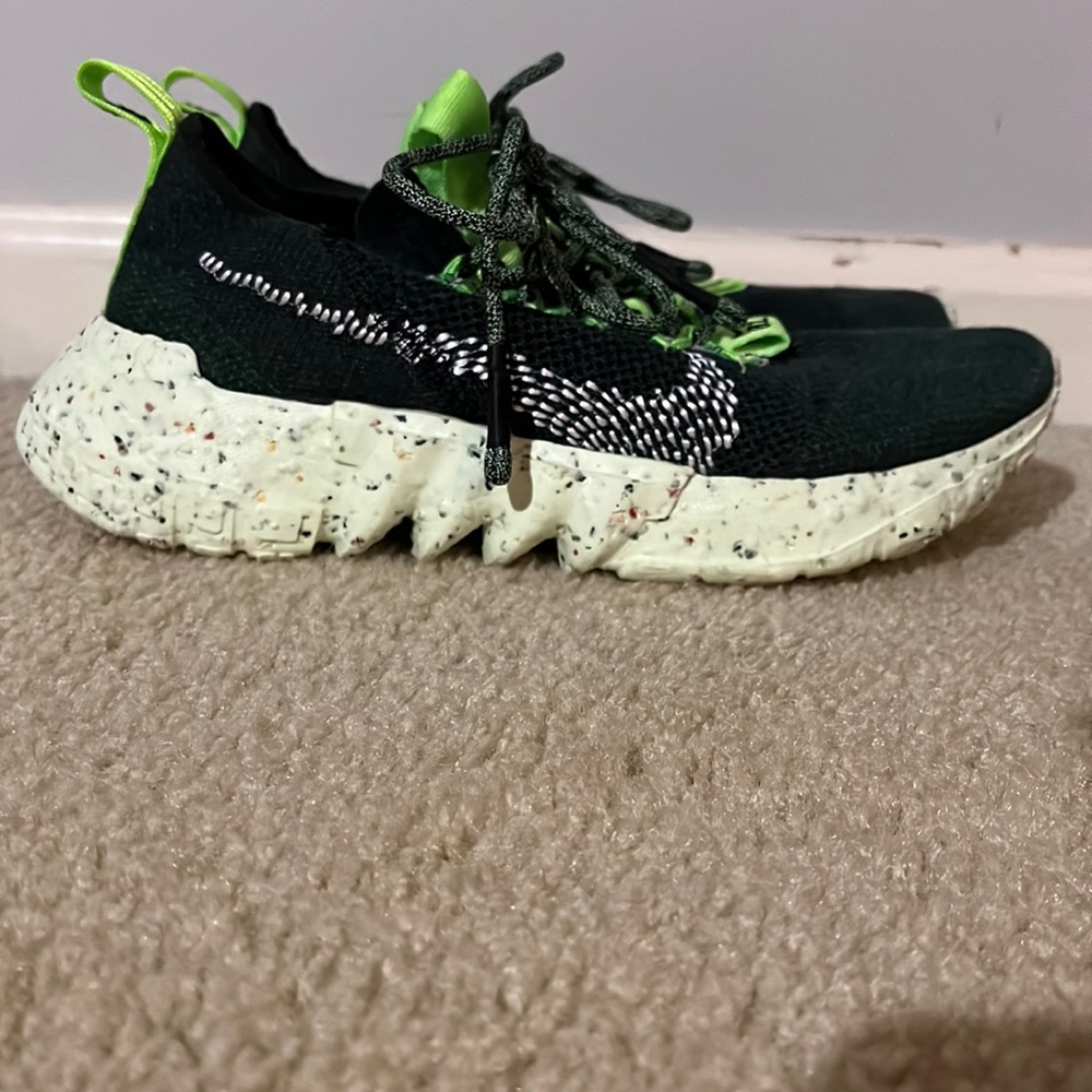 Green Nike space hippie 01